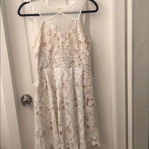 Sleeveless white lace Francesca’s dress